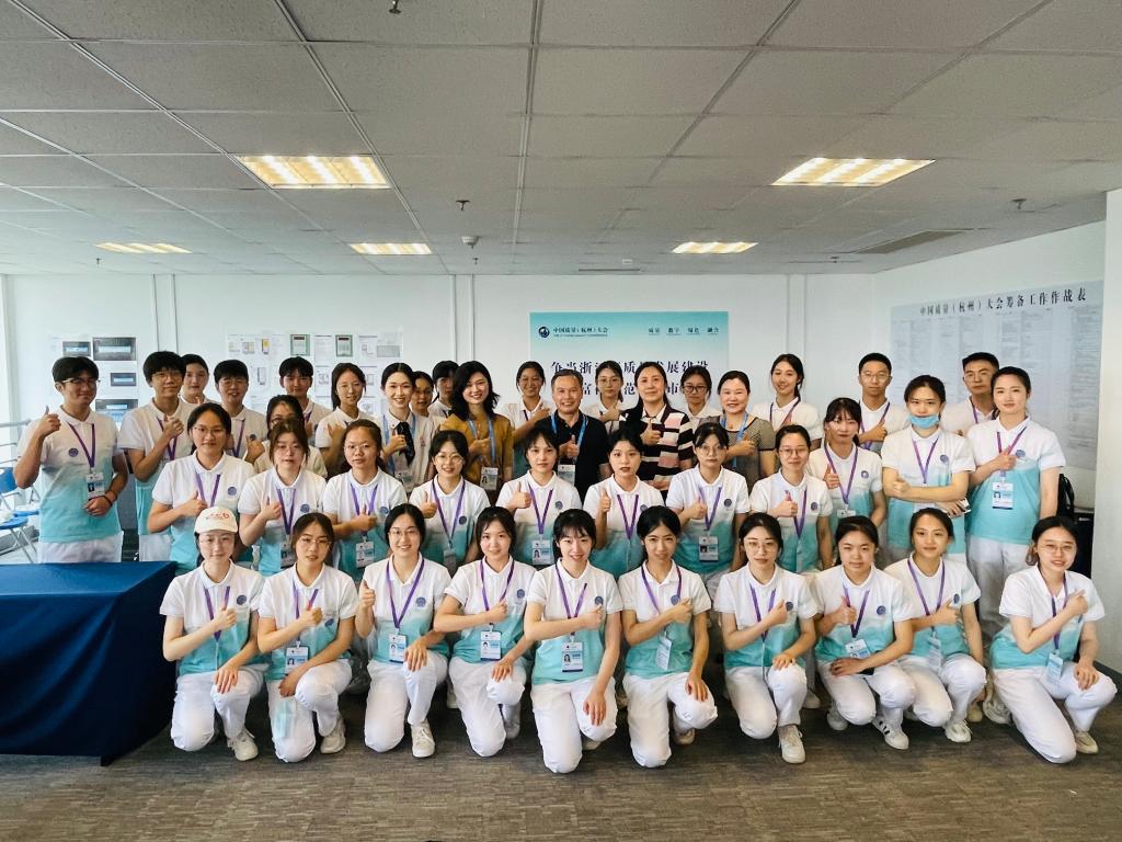 校领导看望慰问我校中国质量(杭州)大会国际志愿者